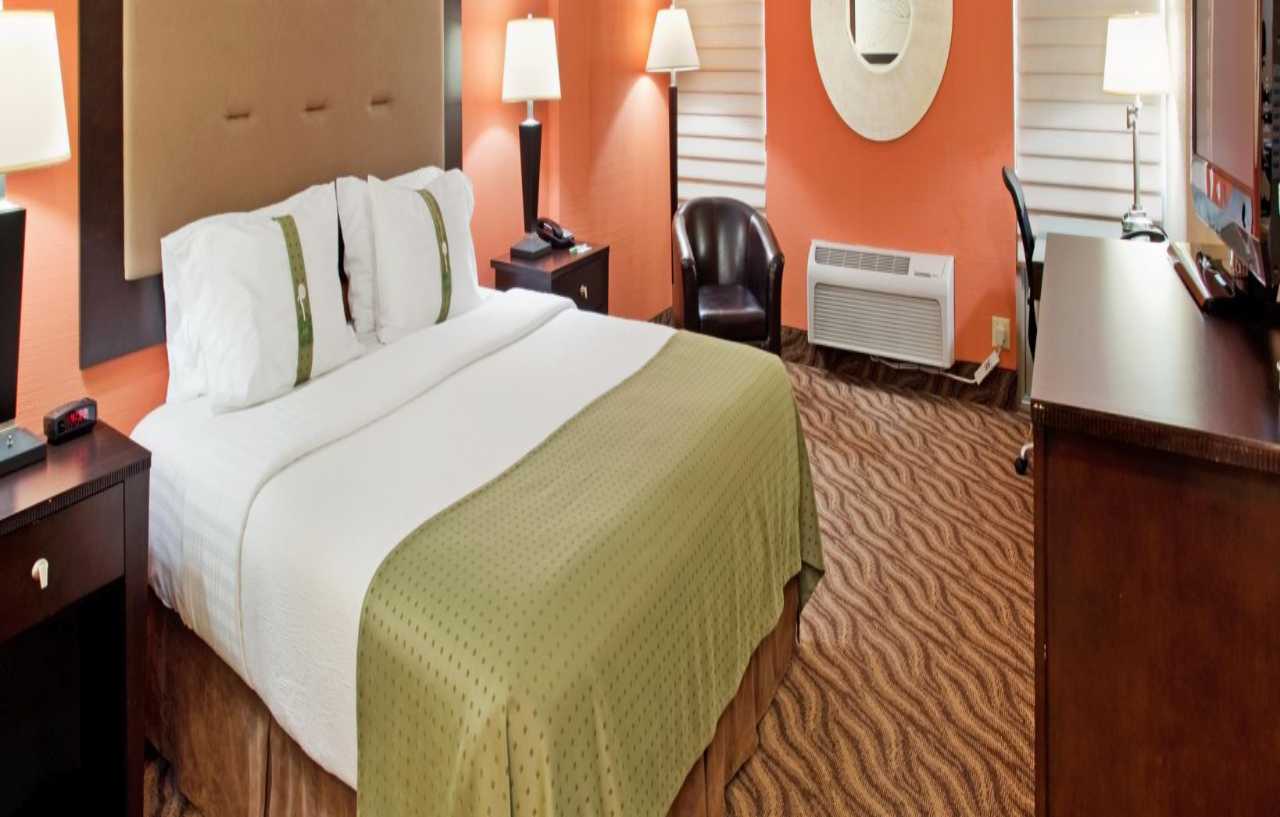 Holiday Inn At The Campus By Ihg Manhattan Exterior photo